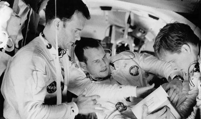 杨利伟在太空听到“敲门声”，十七年后谜底揭开，多亏他当时机智