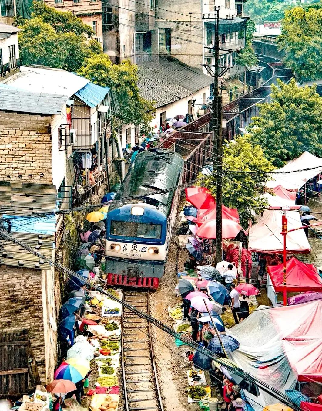 云南红河州，清朝遗留下来的火车集市：很多人误以为是印度
