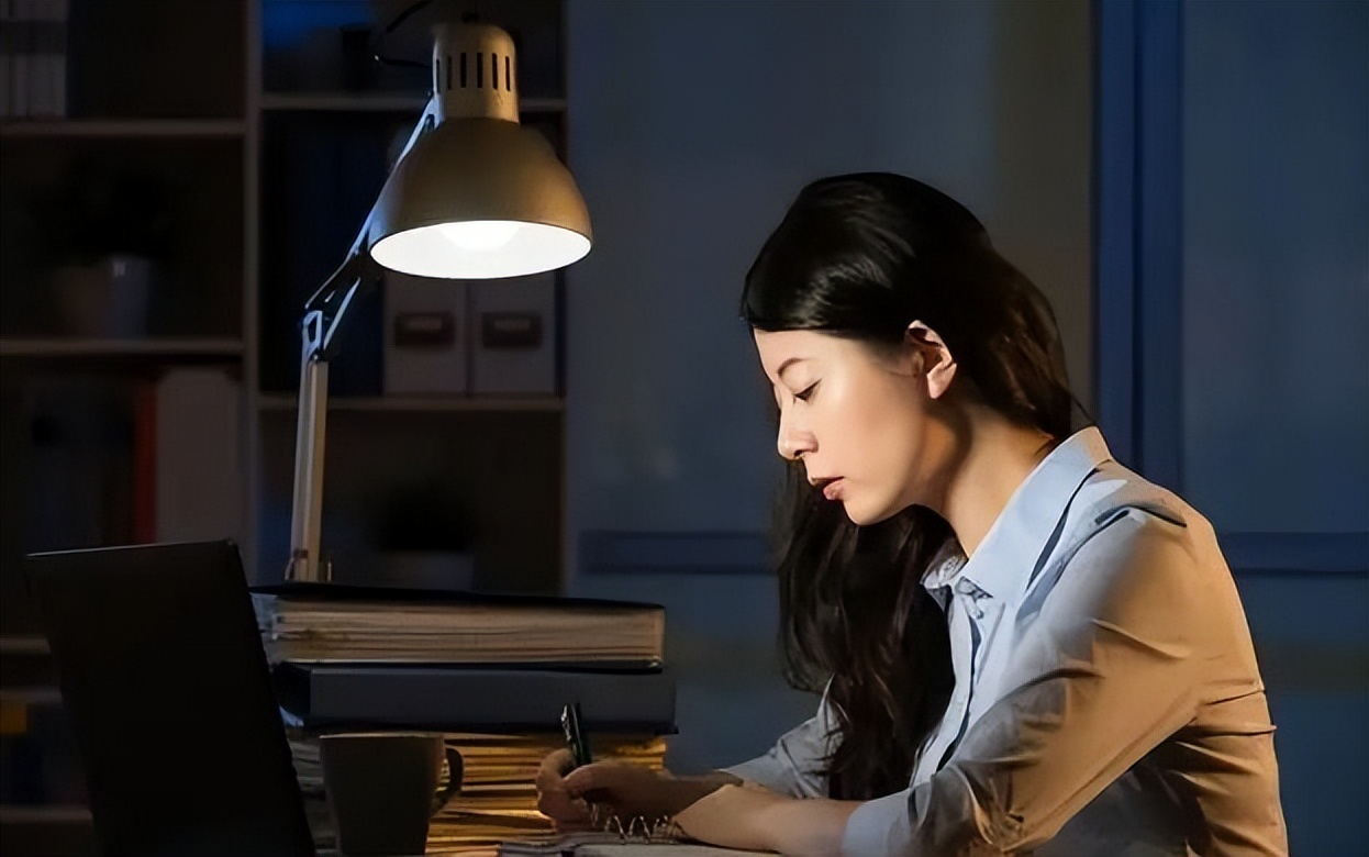 为什么白头发营养不足还一直长,白头发越来越多缺少什么营养