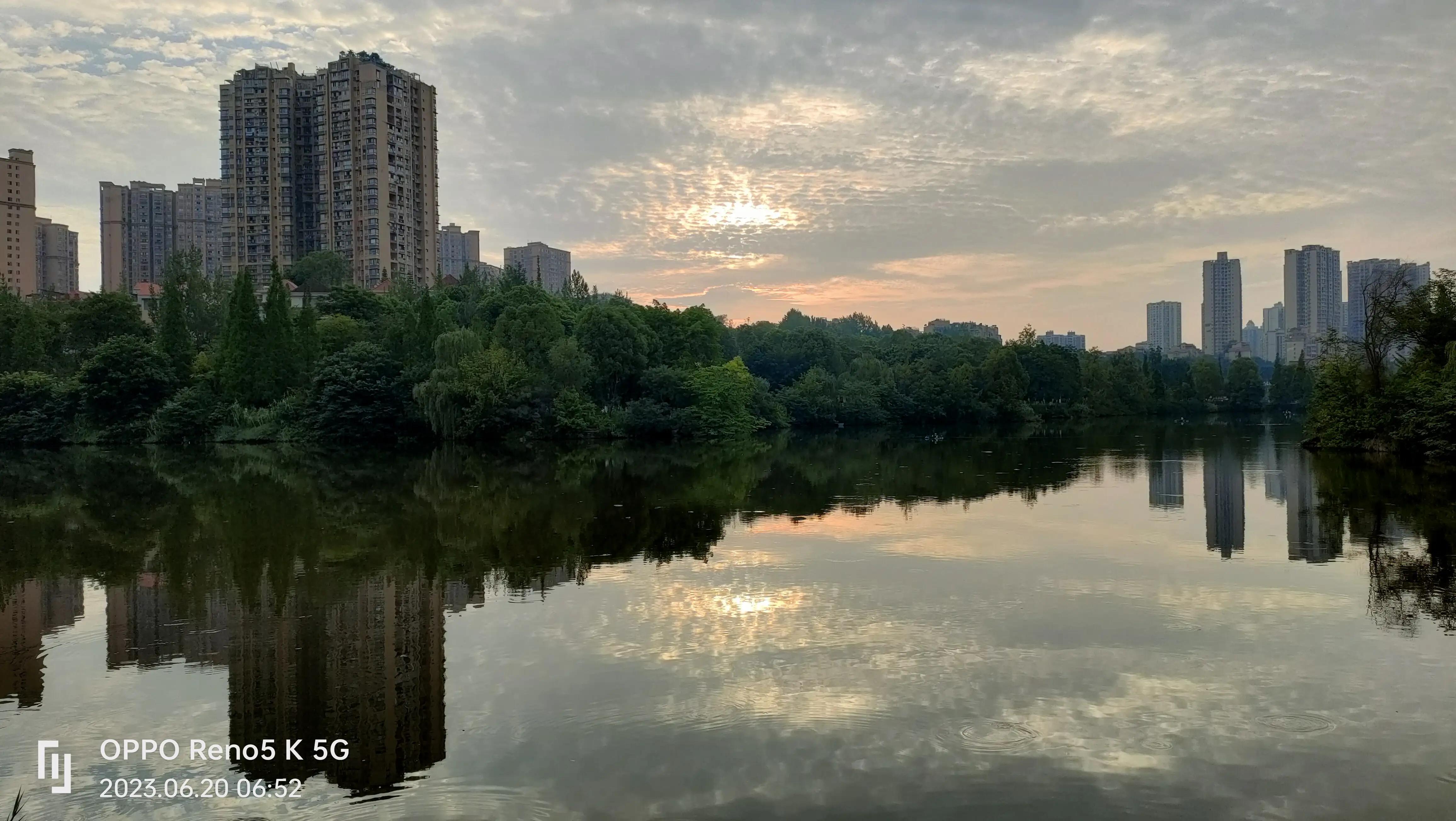 南湖公园湖畔美景,蓝天白云青山绿地天然氧吧