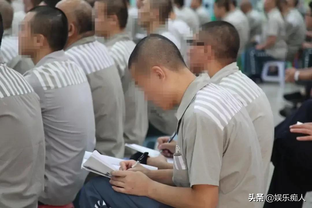 狱警与服刑人员家属联系规定要求,在监狱服刑能和狱警处好关系吗