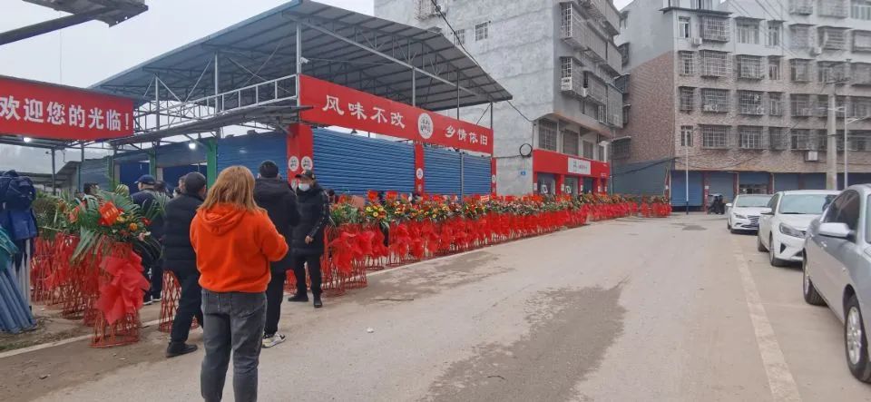 花篮摆了半条街!南充嘉陵的龙蟠竟然办起一个“宴会中心”了!