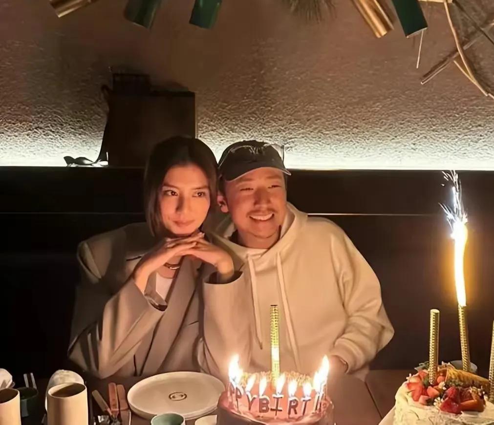 大方恋爱!吴千语晒同居生活,半夜送男友浪漫,还为施伯雄买睡衣