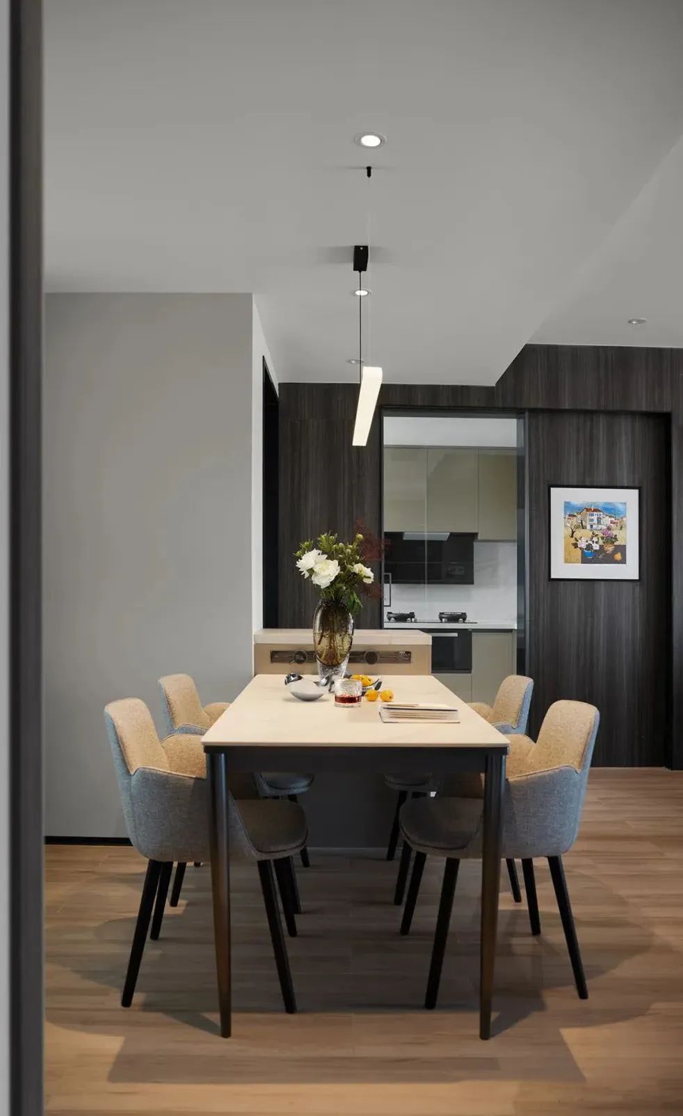 卧室暗色背景墙木饰面,木饰面装修暗色房间搭配效果