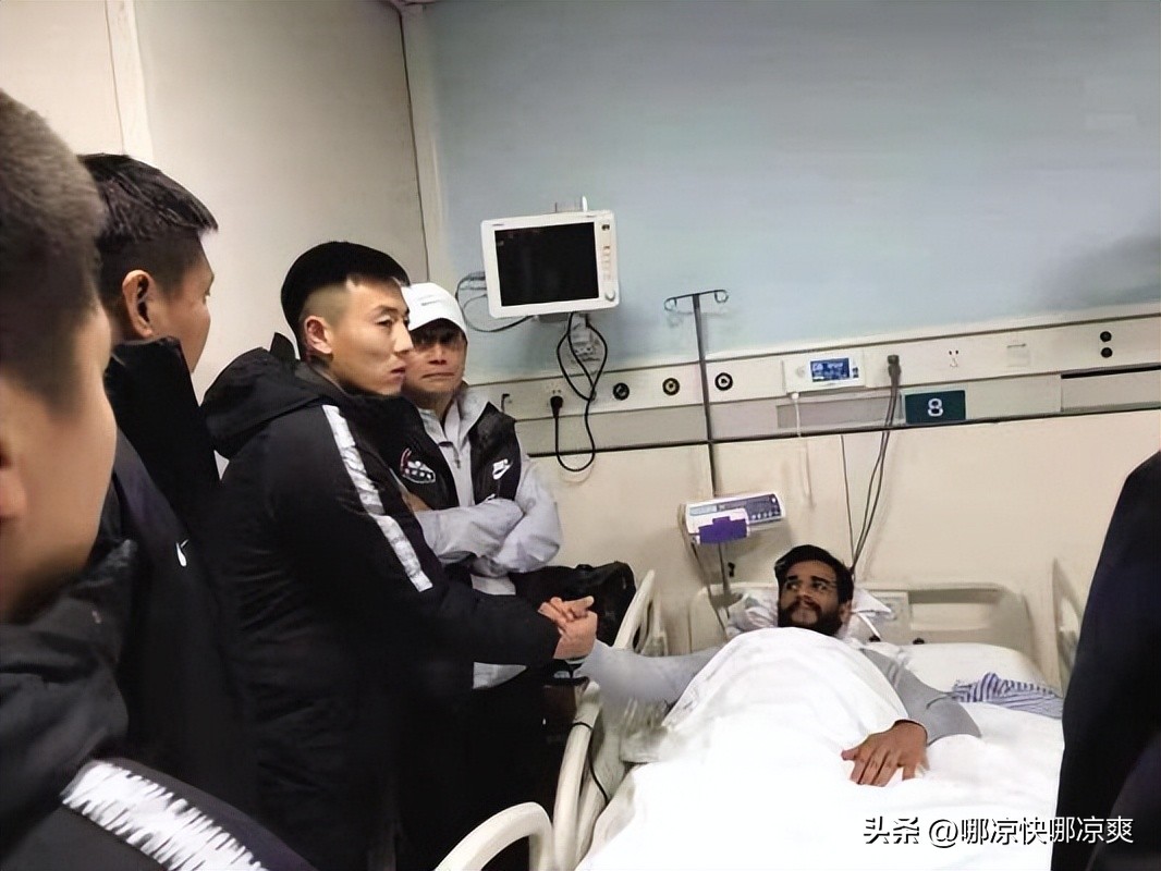 多拉多冲撞主裁染红,多拉多撞翻裁判完整