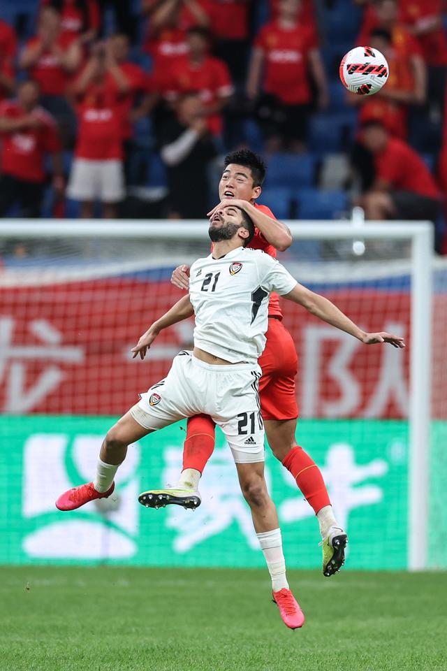 中国男足滑跪庆祝,中国男足踢平泰国观众泪目