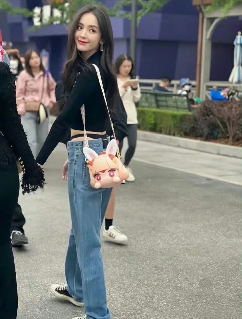 娜扎穿搭牛仔裤,娜扎穿牛仔裤显不出长腿