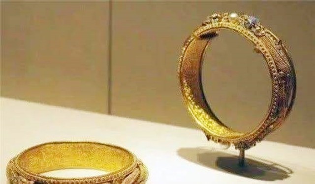 民工捡到3亿元的手镯,民工挖3亿金手镯完整版