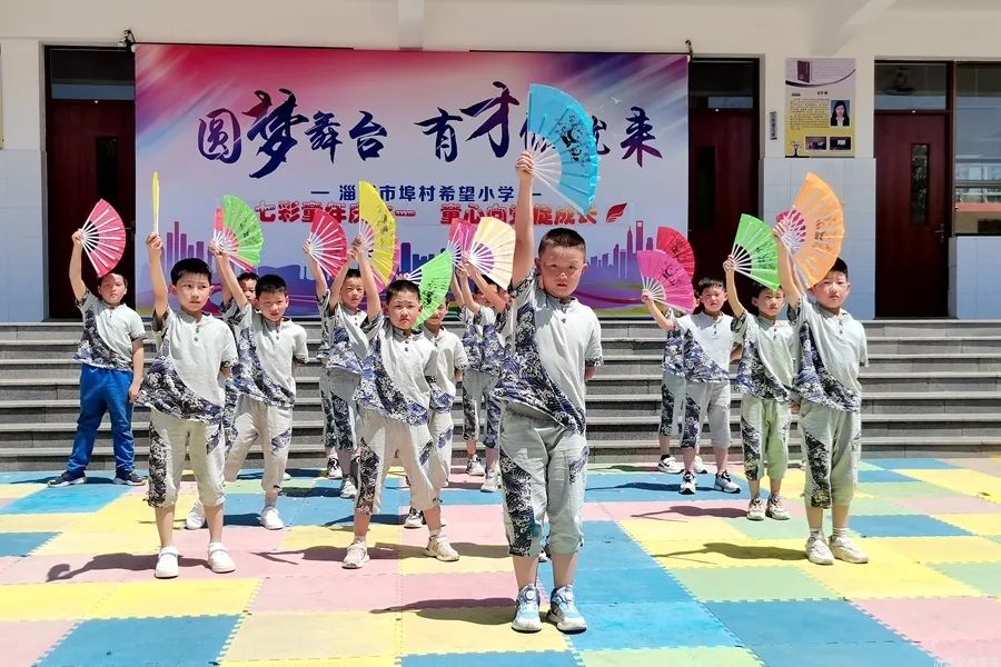 六一儿童节花儿与少年,六一儿童节花儿向阳开