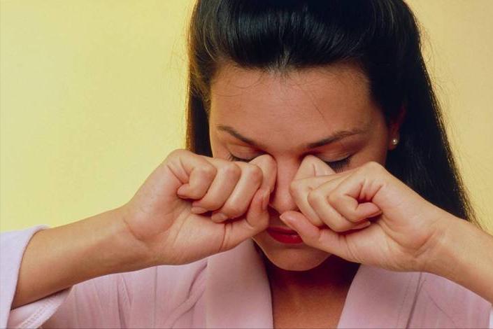 女子眼睛瘙痒难耐，医生从睫毛夹出17只阴虱！是怎么染上的？