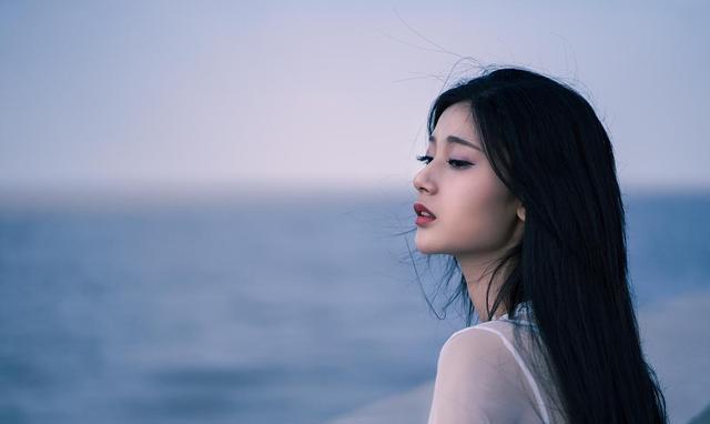 一位女子被迫吸毒,一女子被迫吸毒