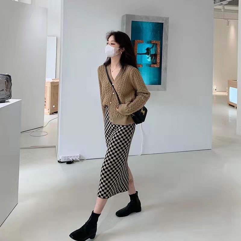 中长款直筒裙如何搭配,春季黑色直筒裙的穿搭方法