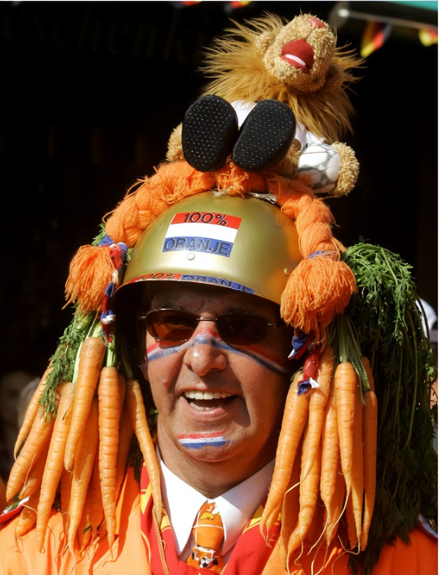 球迷助威世界杯帽子,看世界杯球迷们的装扮