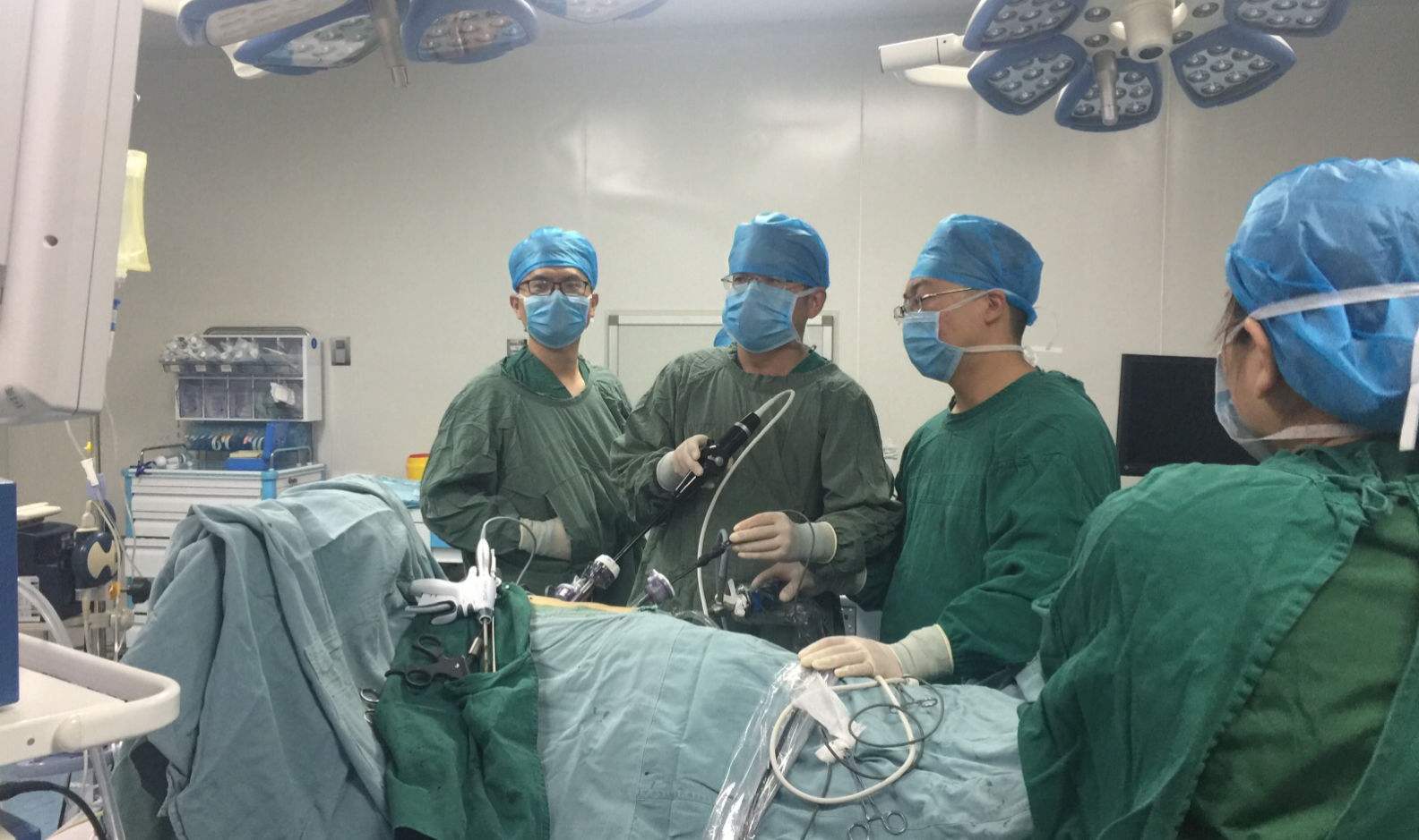 腹腔镜下胆总管切开取石治疗,充填型胆囊结石用腹腔镜怎样切除