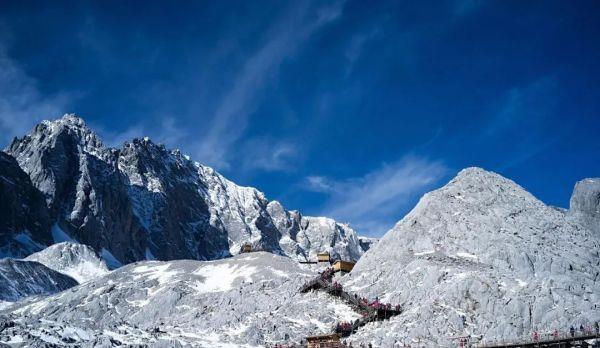 神秘峰峦：雪山的奇迹！