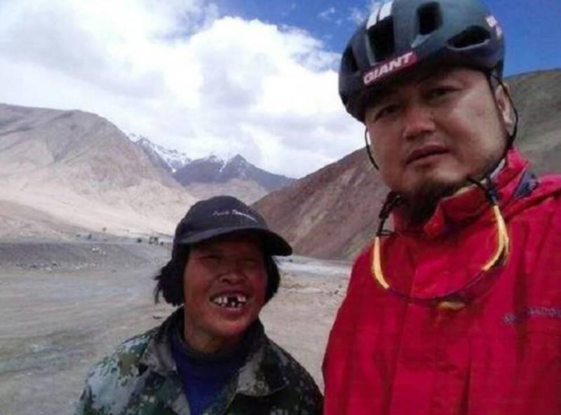 她是“昆仑女神”，住在无人区为来往车辆祈福，称新藏线下埋着人