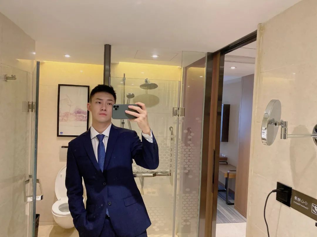 阳刚气十足的正装肌肉帅哥,正装腹肌小哥