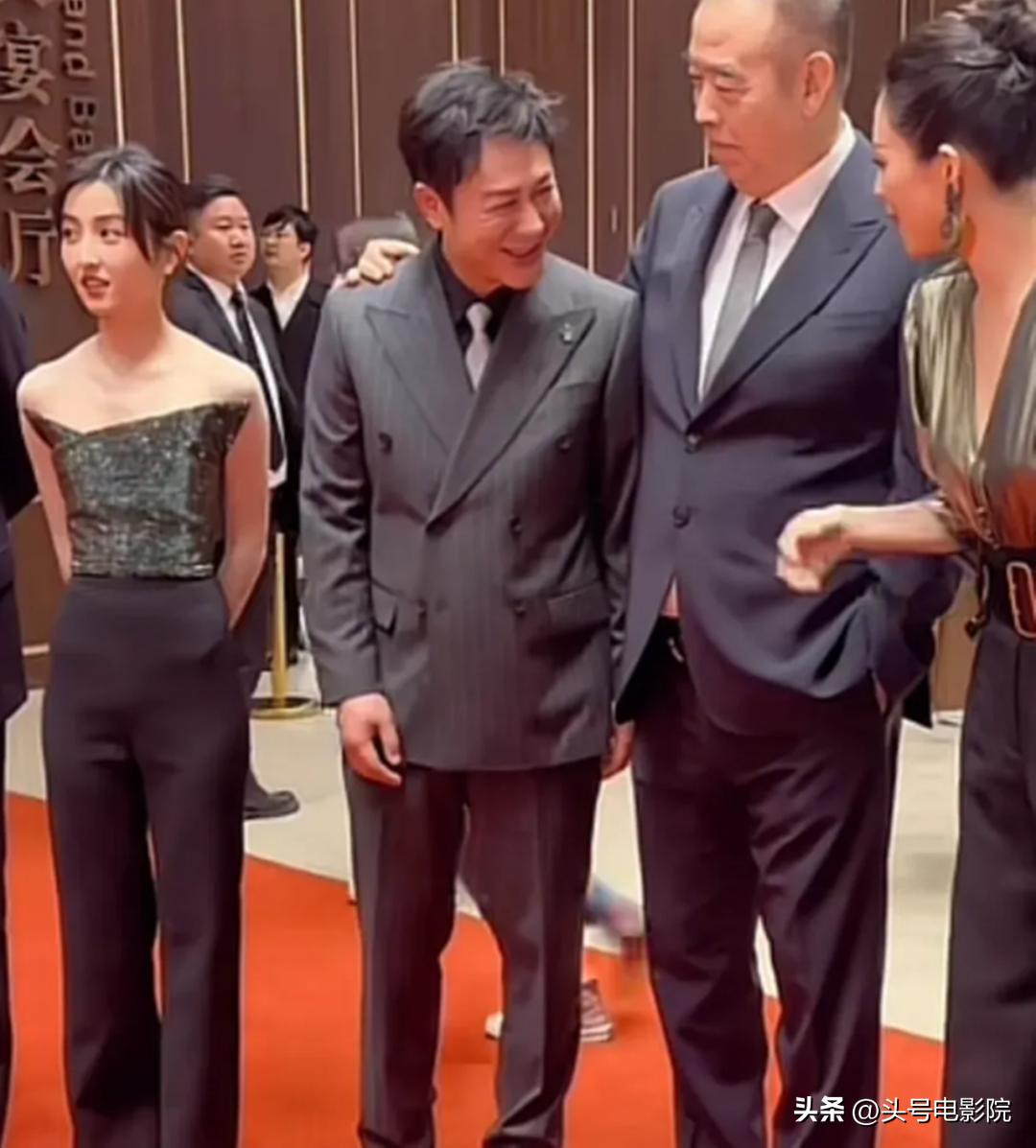 张颂文北京国际电影节搀扶关锦鹏,张颂文哭了的图片