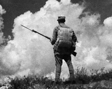 他手刃27名鬼子，授“全国战斗英雄”称号，晚年看电影时大笑而亡