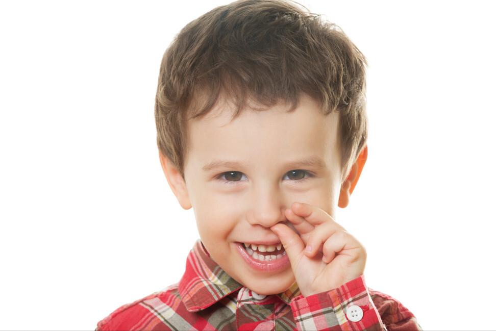 孩子总喜欢用手“抠鼻孔”，家长制止没有用，试试看这样做