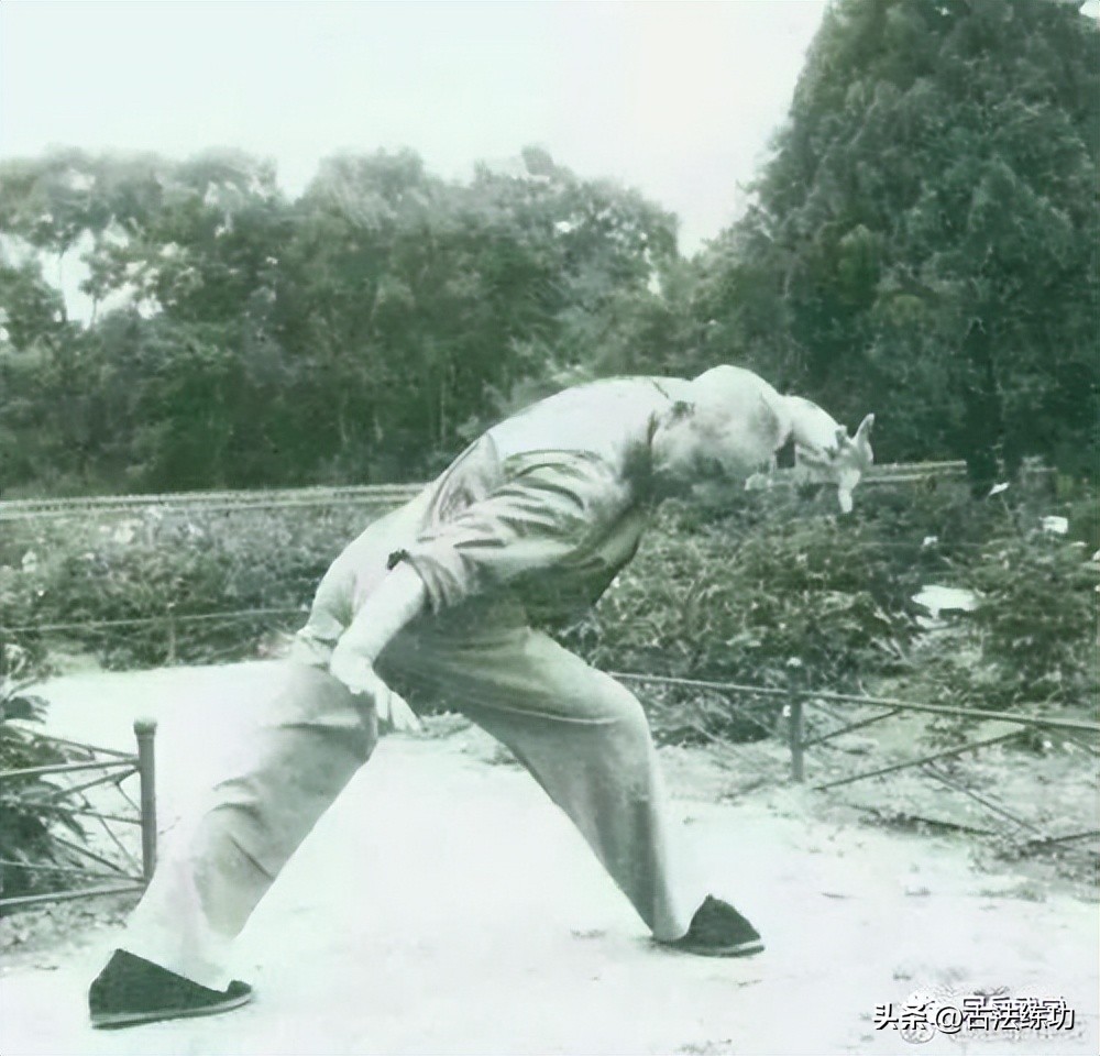 站桩肩部放松与开肩开背区别,站桩能缓解肩部肌肉紧张