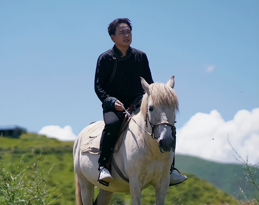 海来阿木迎客歌怎么了,海来阿木谈被评“唱腔太土”