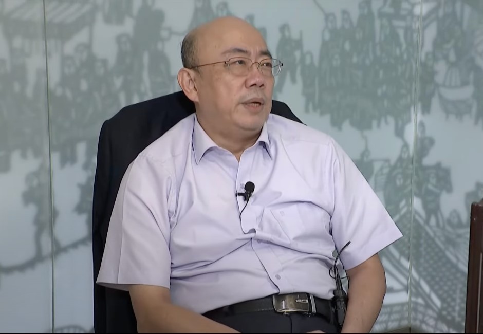 57种台军兵役方案，蔡英文却蹲在茶几旁修改，台名嘴嘲讽效率极低