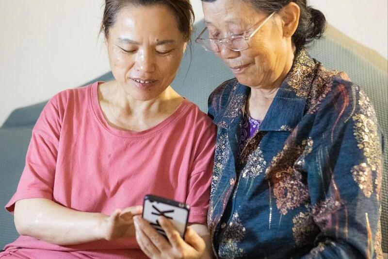 儿子花六千多买手机,儿媳看到后不高兴,第二天却转怒为喜