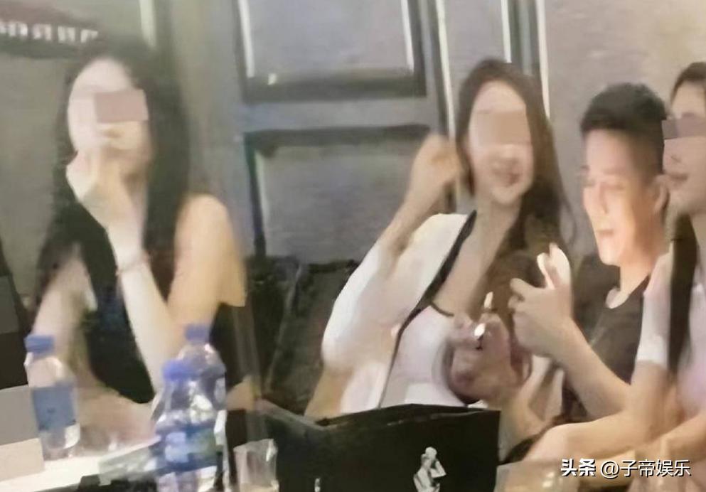 老公在酒吧玩得不亦乐乎,老公去酒吧玩很晚才回来