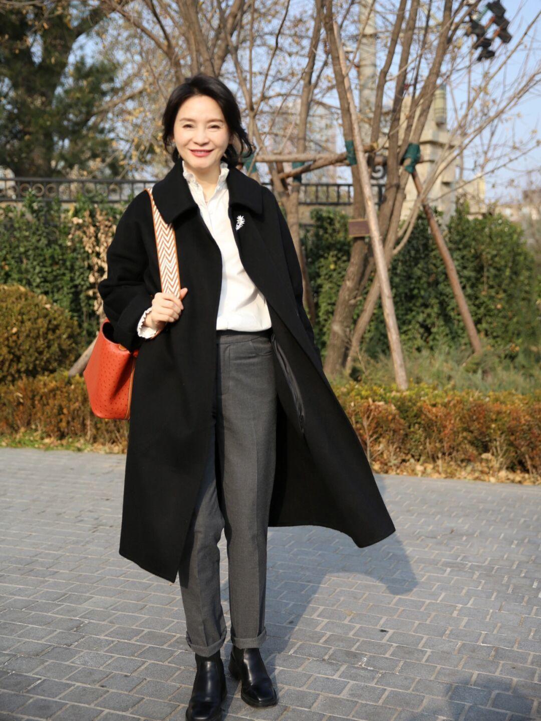 上了年纪的女人这样穿俏丽又时髦,中年少女开春这样穿洋气上档次