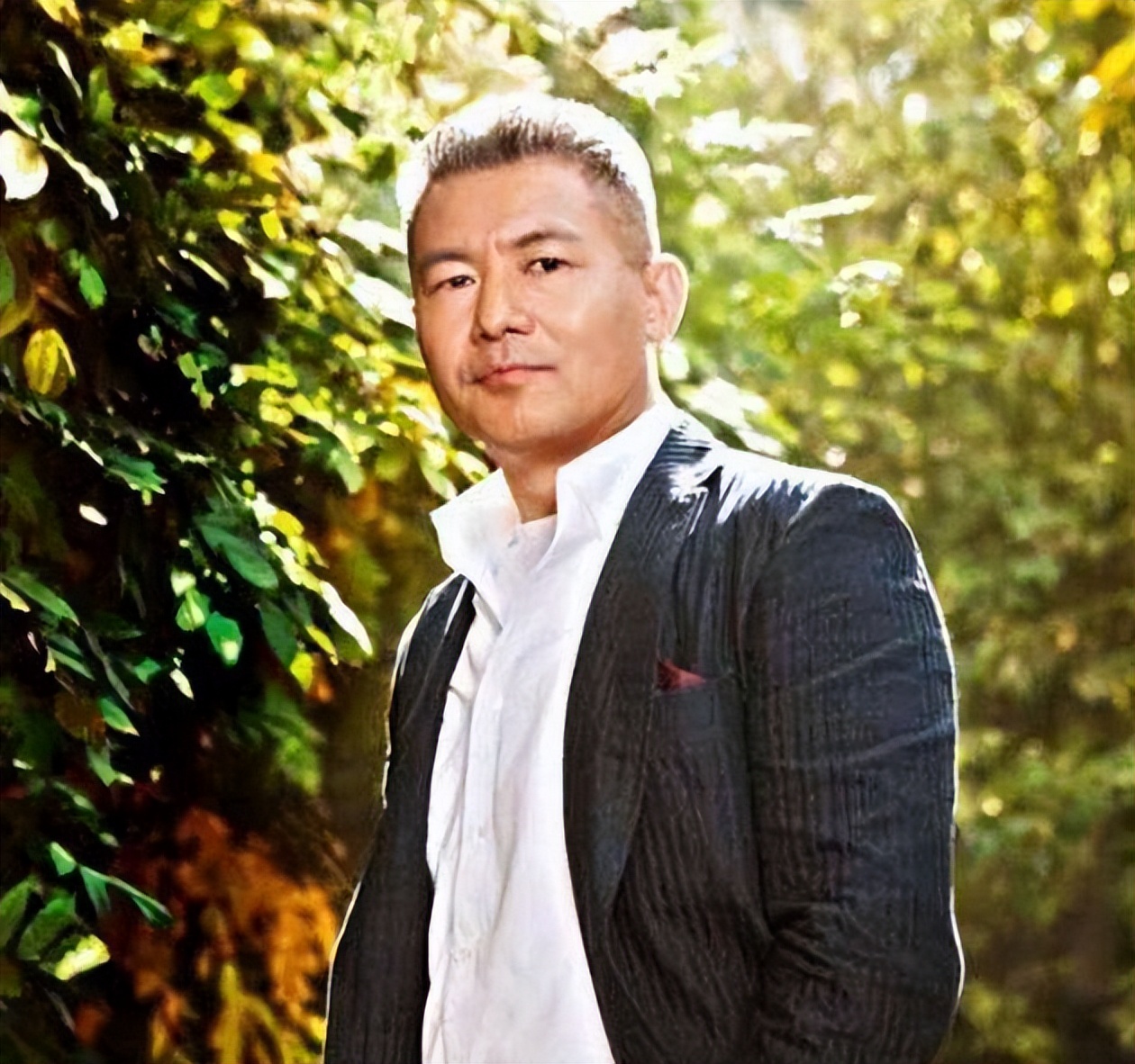 公然挑衅刀郎，机场怒踹粉丝，歌坛“一姐”那英究竟凭啥这么狂？