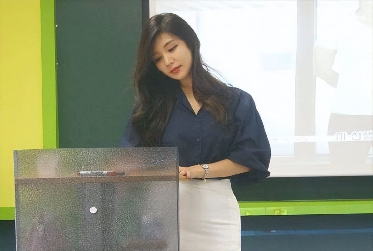 985高校教师晒出工资条，看到公积金金额后，与中小学教师差距大