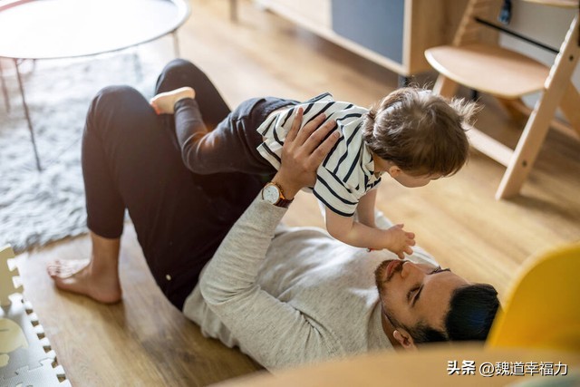 孩子玩手机上瘾不上学,小孩子玩手机上瘾怎么引导他