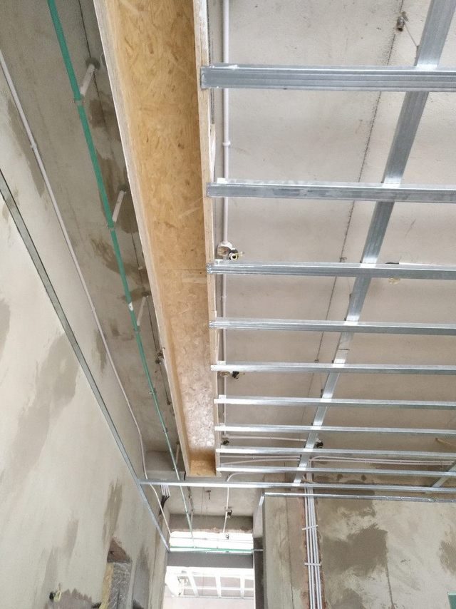 轻钢龙骨吊顶与木龙骨吊顶贵多少,装潢吊顶用木龙骨好还是轻钢龙骨