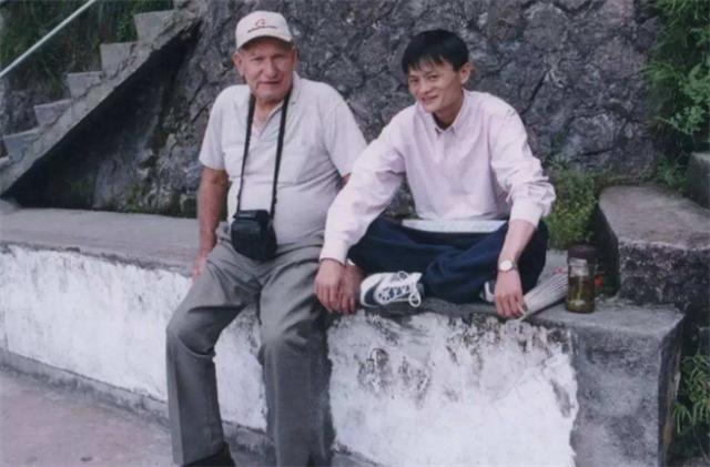 35年前资助马云的父子,马云后来怎么报恩的