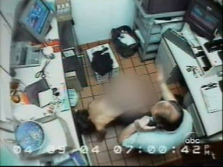 美国男子致电麦当劳，围困18岁女孩3小时，作案10年却被判无罪