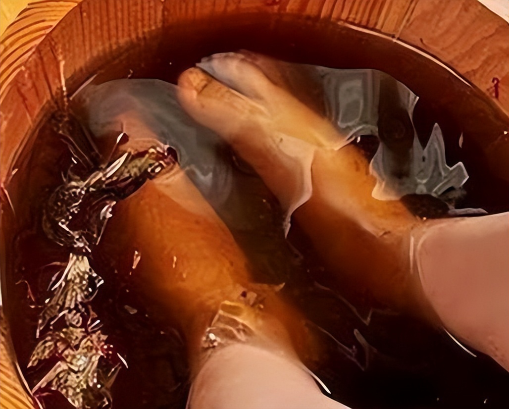 女人睡前用艾叶泡脚好吗,睡前艾叶生姜泡脚