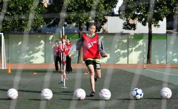 小学足球比赛女子,梅江小学女足足球队