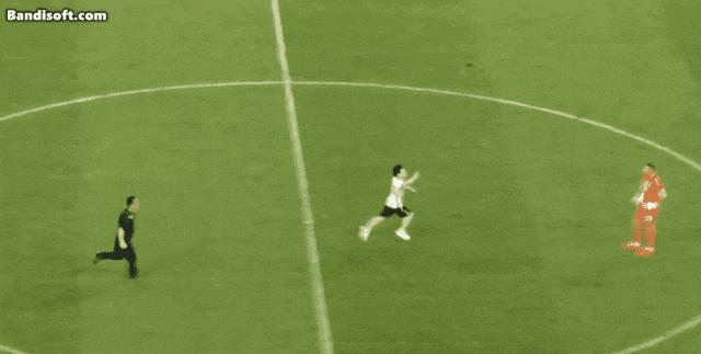 拥抱梅西小伙子全场尖叫,拥抱梅西的18岁球迷全过程