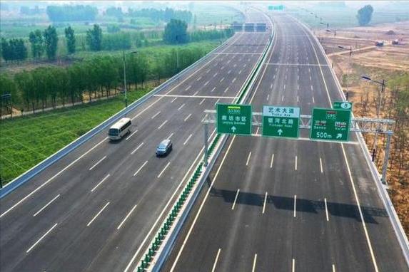 多地高速公路路牌由中英文改,高速公路规范化中英文标牌大更新