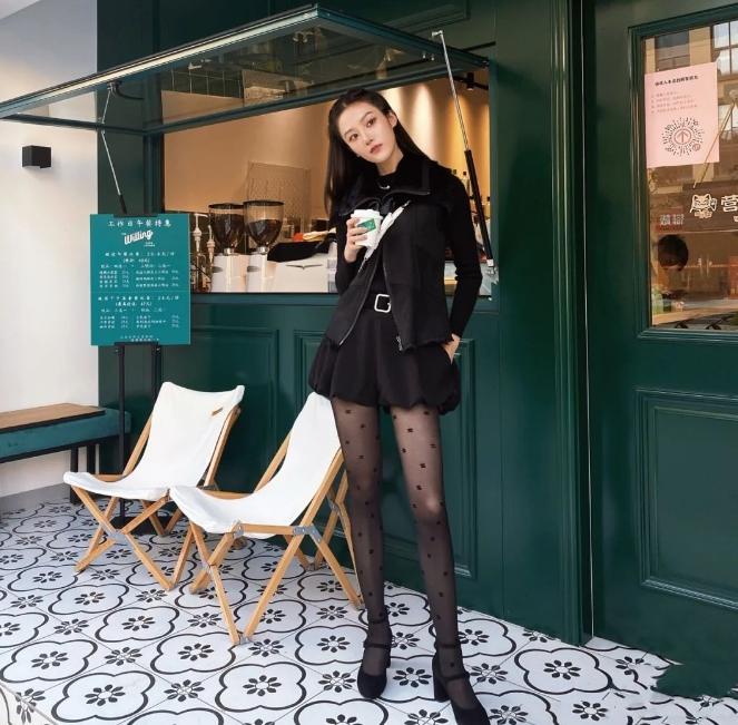 粗跟丝绒短靴穿搭,春季短靴高级感