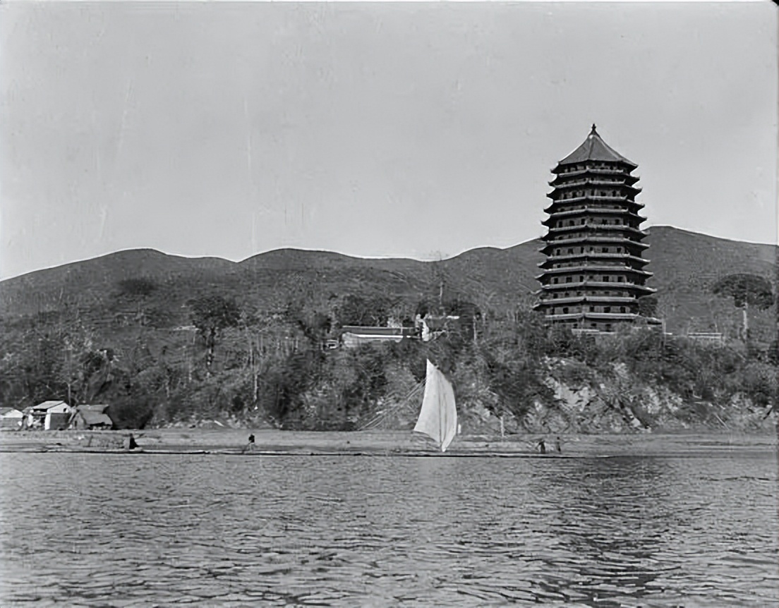 有宝塔的古钱币,古塔记载着历史的痕迹