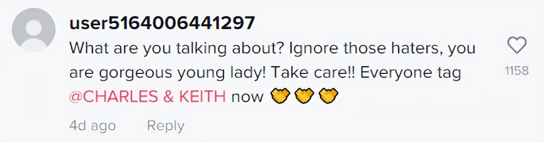 女孩子晒爸爸送的80元的包,女生晒父亲买的包