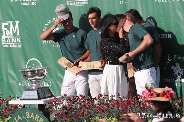 不分场合秀恩爱招人厌，网友劝哈里王子：醒醒吧，这根本不是爱情