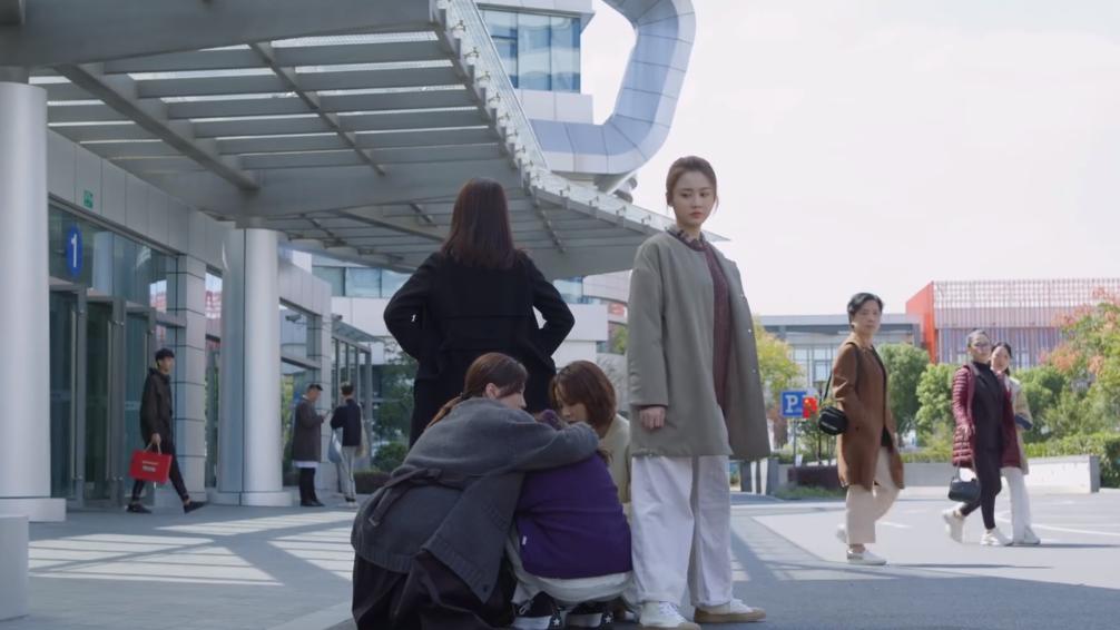 姐妹互扯头花啥意思 (男团互扯头花)