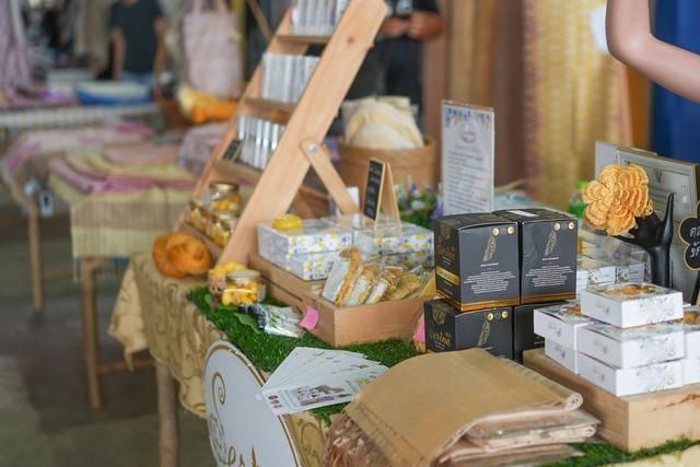 泰国旅游丝绸,泰国旅游回来适合带的纪念品