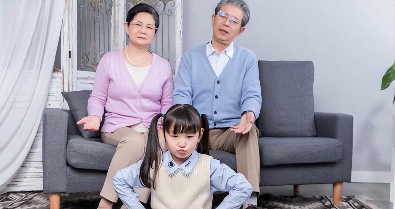 那些不帮忙带娃的老人你后悔了吗,为什么老人帮忙带孩子却觉得更累