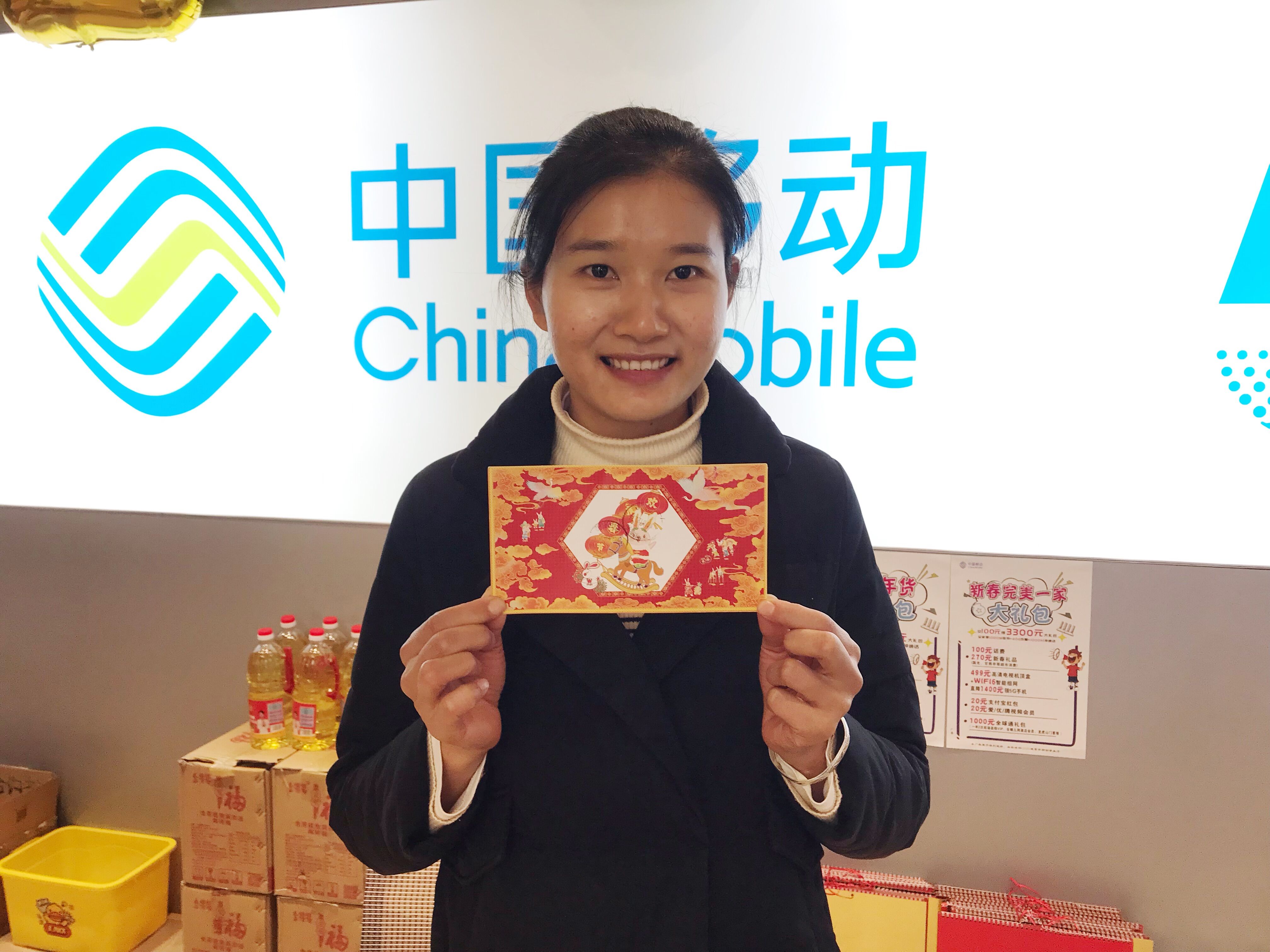 拿起手机先把祝福送上,手持贺卡给亲朋好友祝福视频