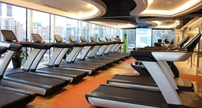 *拍偷**意淫女学员,教练为看*处私**剪开女学员档部,健身乱象何时休