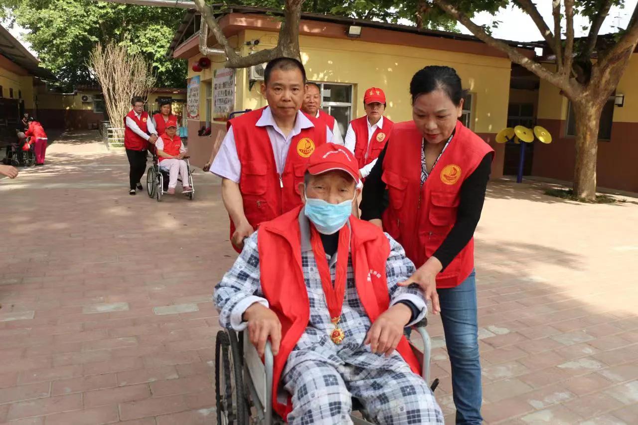 别样生日会情暖老人心：东望志愿者走进渭南市景华医养院为老人举办集体生日会